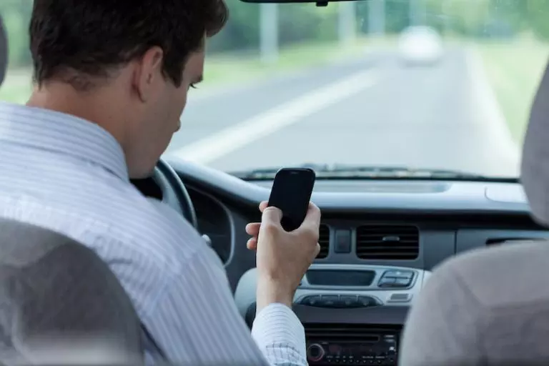 Téléphone au volant : dangers et précautions à prendre
